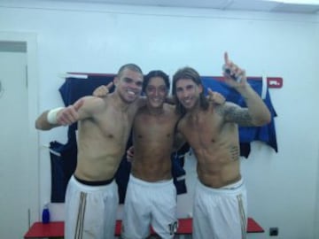 Ramos celebrando el título de liga junto a Pepe y Mesut Özil. En Bilbao el Real Madrid ganaría su 32ª Liga. La victoria 0-3 en el antiguo San Mamés le valió al conjunto dirigido por Jose Mourinho para alzarse con el título.