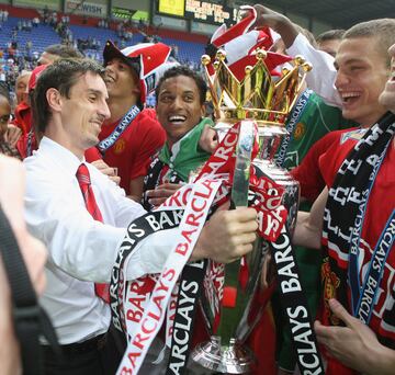 Por el número de títulos que tiene en su haber es uno de los grandes futbolistas de la historia de Inglaterra. En su palmarés tiene 31 títulos, entre los que destacan: ocho campeonatos de la Premier, dos Copas de Europa, cuatro FA Cup, seis Supercopas de Inglaterra, tres Copas de la Liga inglesa, una Copa Intercontinental y un Mundialito de Clubes. En la foto, Neville disfruta de la Premier League de 2008.