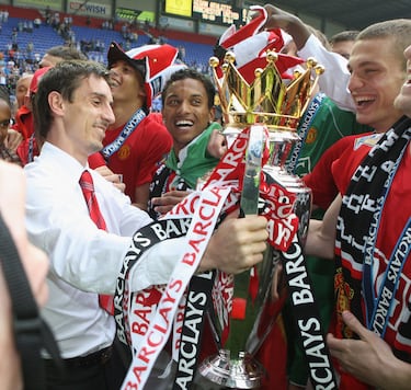 Por el número de títulos que tiene en su haber es uno de los grandes futbolistas de la historia de Inglaterra. En su palmarés tiene 31 títulos, entre los que destacan: ocho campeonatos de la Premier, dos Copas de Europa, cuatro FA Cup, seis Supercopas de Inglaterra, tres Copas de la Liga inglesa, una Copa Intercontinental y un Mundialito de Clubes. En la foto, Neville disfruta de la Premier League de 2008.  