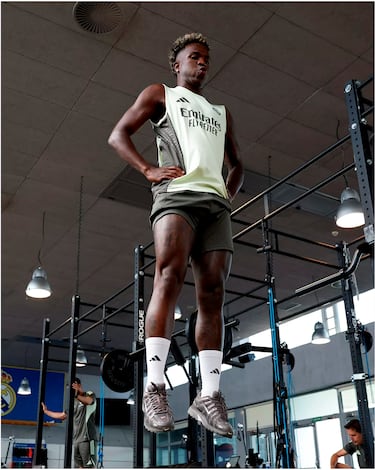 Vini muestra su nuevo look en el entrenamiento.