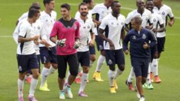 Los jugadores del Oporto participan en un entrenamiento celebrado en el estadio Dragao en Oporto.