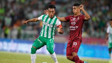 AMDEP1636. MEDELLÍN (COLOMBIA), 22/06/2022.- Sebastián Gómez (i) de Nacional disputa el balón con Daniel Cataño de Tolima hoy, en el partido de ida de la final de la Liga Profesional de Colombia entre Atlético Nacional y Deportes Tolima en el estadio Atanasio Girardot en Medellín (Colombia). EFE/Luis Eduardo Noriega A.
