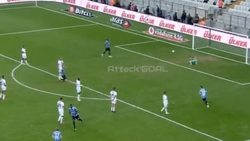 Balotelli dedica su gol al DT rival que dijo que no tenía cerebro