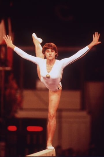 Comaneci durante el ejercicio de barra de equilibrio en el Mundial de Estrasburgo 1978, con el que consiguió el oro.