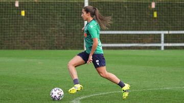 Lucía Rodríguez conduce un balón durante un entrenamiento de la Real.