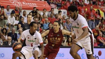 Renfroe bota el bal¨®n. A la derecha Felicio,
