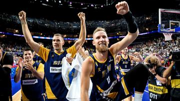 Dzanan Musa (R) of Bosnia and Herzegovina and his teammates celebrate after winning the FIBA EuroBasket 2022 group B stage match between Bosnia and Herzegovina and Slovenia in Cologne, Germany, 04 September 2022.