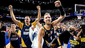 Dzanan Musa (R) of Bosnia and Herzegovina and his teammates celebrate after winning the FIBA EuroBasket 2022 group B stage match between Bosnia and Herzegovina and Slovenia in Cologne, Germany, 04 September 2022.