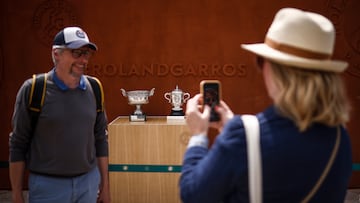 Paris (France), 22/05/2023.- Spectators take pictures by the trophies on display ahead of the French Open tennis tournament at Roland ?Garros in Paris, France, 22 May 2023. (Tenis, Abierto, Francia) EFE/EPA/YOAN VALAT
