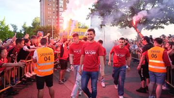 Postigo, junto a Luis López y Ander Martín, en la llegada del autobús a la Calle Cantabria.