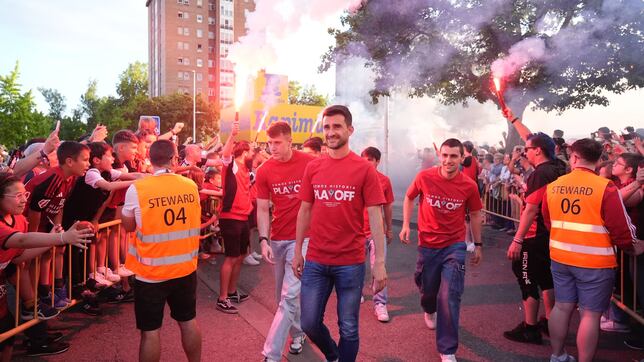 El Mirandés se da un baño de masas antes del playoff