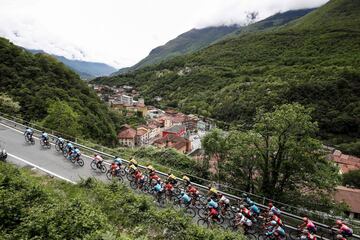 Carapaz y Landa siguen a Nibali en el Mortirolo; Roglic cede 1:22