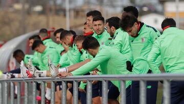 GRAFCAV4972. LEZAMA (BIZKAIA), 14/02/2023.- Laplantilla del Athletic de Bilbao calienta durante el entrenamiento que el conjunto rojiblanco ha celebrado este martes para preparar el partido liguero del domingo ante el Atlético Madrid en el Civitas Metropolitano. EFE/Miguel Toña