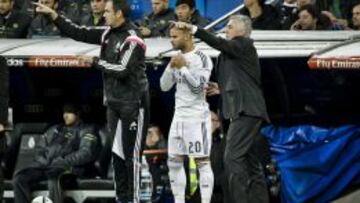Ancelotti, con Jesé antes de salir ante el Cornellá en el día en el que el italiano batió el récord de triunfos seguidos en Copa.