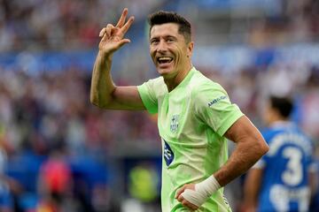 TOPSHOT - Barcelona's Polish forward #09 Robert Lewandowski celebrates after scoring a hat-trick during the Spanish league football match between Deportivo Alaves and FC Barcelona at the Mendizorroza stadium in Vitoria on October 6, 2024. (Photo by Cesar Manso / AFP)
ALEGRIA
PUBLICADA 07/10/24 NA MA13 4COL