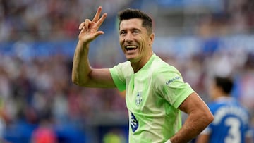 TOPSHOT - Barcelona's Polish forward #09 Robert Lewandowski celebrates after scoring a hat-trick during the Spanish league football match between Deportivo Alaves and FC Barcelona at the Mendizorroza stadium in Vitoria on October 6, 2024. (Photo by Cesar Manso / AFP)
ALEGRIA
PUBLICADA 07/10/24 NA MA13 4COL