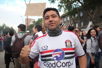 Hinchas de distintos clubes llegaron hasta Plaza Italia para ser parte de la manifestación más masiva. Hasta los archirrivales se tomaron fotografías juntos.