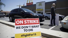 Monterrey Park (United States), 20/05/2020.- A protester holds a sign during a nation-wide strike by McDonald&#039;s workers who claim the company has not done enough to protect them during the coronavirus health crisis, in Monterrey Park, California, USA