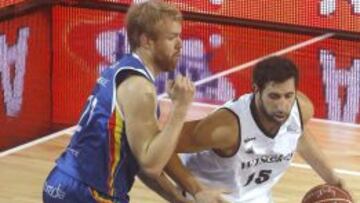 El alero Álex Mumbrú, del Bilbao Basket, controla un balón ante Shaun Green, ala-pívot del MoraBanc Andorra, en el partido de la segunda jornada de la liga ACB que se disputa esta noche en el Poliesportiu d'Andorra la Vella.