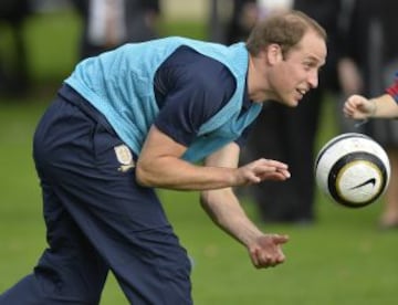 Partido entre los clubes de aficionados Polytechnic FC (azul) y el Civil Service FC en los jardines del Buckingham Palace.