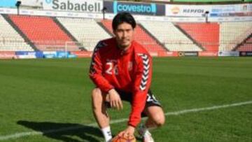 El futbolista japon&eacute;s Daisuke Suzuki posa en el c&eacute;sped del Nou Estadi