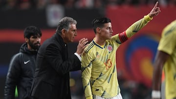 Carlos Queiroz charla con James en un partido con Colombia.