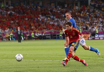 El lateral izquierdo debutaba en un torneo de selecciones como indiscutible y en un estado de forma envidiable. Marcaba un gol que podía sentenciar la final 2012 frente a Italia. Al filo del descanso marcaba ante Buffon dando el 2-0 para España. Velocidad, golazo y sangre fría. El Barcelona lo ficharía ese verano. Dominaría el fútbol mundial en esa posición.