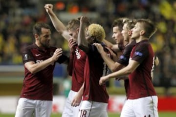 El defensa del Sparta de Praga Jakub Brabec  celebra con sus compañeros el gol que ha supuesto el empate 1-1 frente al Villarreal, durante el partido de ida de cuartos de final de la Liga Europa que ambos equipos disputan en el estadio de El Madrigal. 