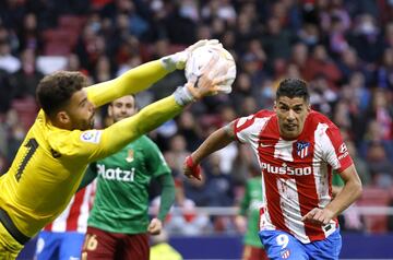 Luis Maximiano de Granada en acción con Luis Suárez.