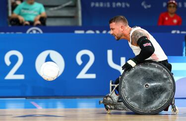 Stuart Robinson de Gran Bretaña en la ronda preliminar Grupo A de Rugby en silla de ruedas.