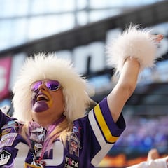 Which NFL teams are undefeated after Week 4?