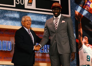 Una sorpresa, elegido por delante de Victor Oladipo o un Nerlens Noel cuyas acciones bajaron por una grave lesi¨®n de rodilla que le impidi¨® jugar durante su primera temporada. En los Cavs no pas¨® de 4,2 puntos y 3 rebotes por partido y solo pas¨® 6 veces de diez puntos (nunca lleg¨® a veinte). Se fue a Minnesota en el traspaso por Kevin Love, pero tampoco: 5,2 puntos y 3,8 rebotes¡ y solo un partido de 20 puntos exactos. Cortado por los Wolves, se fue a Toronto Raptors pero en su tierra (naci¨® en Toronto) solo jug¨® 84 minutos en 19 partidos antes de ser, otra vez y entre idas y venidas desde la Liga de Desarrollo, cortado. Lo intent¨® por ¨²ltima vez en los Brooklyn Nets: 23 partidos. Despu¨¦s se march¨® a Europa para enrolarse en el Fenerbah?e, que gan¨® ese a?o la Euroliga aunque con poca participaci¨®n de Bennett, que acab¨® en la G League. Los Rockets le dar¨¢n ahora otra oportunidad.