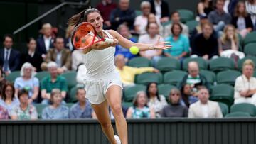 Wimbledon (United Kingdom), 09/07/2024.- Emma Navarro of the USA in action during the Women's quarterfinal match against Jasmine Paolini of Italy at the Wimbledon Championships, Wimbledon, Britain, 09 July 2024. (Tenis, Italia, Reino Unido) EFE/EPA/NEIL HALL EDITORIAL USE ONLY
