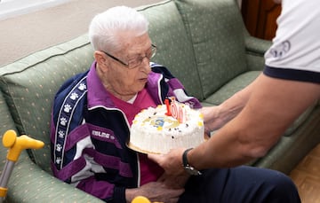 Sergio Nieto sopla las velas por su 100 cumpleaños.