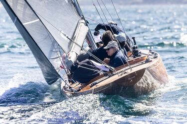 Joy, Okofen y Mirfak marcan el rumbo