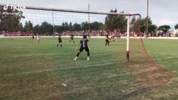 El golazo de chilena del Defensores del Este de Argentina que se ha vuelto viral