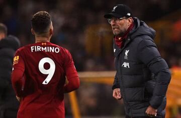 Liverpool's Brazilian midfielder Roberto Firmino (L) and Liverpool's German manager Jurgen Klopp