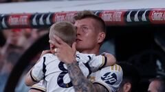 El centrocampista del Real Madrid Toni Kroos abraza a uno de sus hijos tras ser sustituido en su último partido en el estadio Santiago Bernabéu.