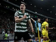 Iván Fresneda se golpea el pecho para celebrar con la afición del Sporting durante el partido contra el Bodo.