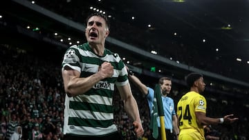 Iván Fresneda se golpea el pecho para celebrar con la afición del Sporting durante el partido contra el Bodo.