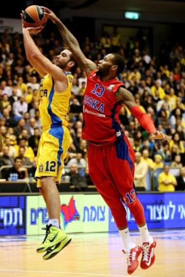 Yogev Ohayon, del Maccabi, es tapona por Sony Weems, del CSKA.