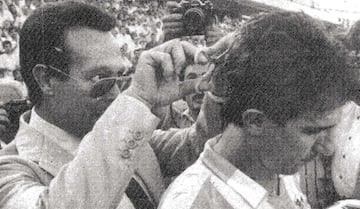 El 27 de junio de 1989 el Málaga le brindó un partido homenaje ante un combinado de jugadores de la Liga, en el que su gran amigo Curro Romero le cortó simbólicamente la coleta por su retirada.
