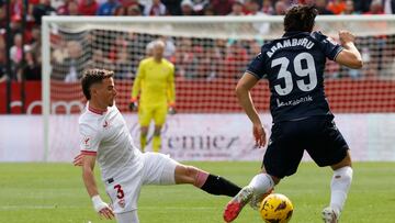 Sevilla, 02/03/2024.- El defensa del Sevilla Adrià Pedrosa y el defensa de la Real Sociedad Jon Aramburu, durante el partido de LaLiga EA Sports de la jornada 27 disputado este sábado en el estadio Ramón Sánchez-Pizjuán de Sevilla.- EFE/José Manuel Vidal