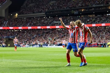 El jugador inglés celebra con Marcos Llorente su primer gol con la camiseta rojiblanca.