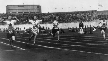 Elizabeth Robinson (segunda por la izquierda) fue la primera campeona ol&iacute;mpica.