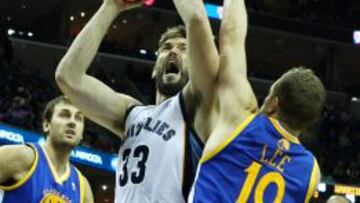 El jugador de los Memphis Grizzlies, el español Marc Gasol (i), lanza frente al jugador de los Golden State Warriors, David Lee (d)