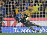 AME6486. SAN NICOLÁS DE LOS GARZA (MÉXICO), 06/12/2025.- Nahuel Guzmán de Tigres detiene el balón en un tiro penal este sábado, durante un partido de vuelta correspondiente a la semifinal del Torneo Apertura 2025 de la Liga MX entre Tigres y Cruz Azul en el estadio Universitario de San Nicolás de Los Garza (México). EFE/ Miguel Sierra