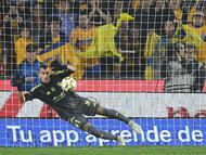 AME6486. SAN NICOLÁS DE LOS GARZA (MÉXICO), 06/12/2025.- Nahuel Guzmán de Tigres detiene el balón en un tiro penal este sábado, durante un partido de vuelta correspondiente a la semifinal del Torneo Apertura 2025 de la Liga MX entre Tigres y Cruz Azul en el estadio Universitario de San Nicolás de Los Garza (México). EFE/ Miguel Sierra