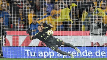 AME6486. SAN NICOLÁS DE LOS GARZA (MÉXICO), 06/12/2025.- Nahuel Guzmán de Tigres detiene el balón en un tiro penal este sábado, durante un partido de vuelta correspondiente a la semifinal del Torneo Apertura 2025 de la Liga MX entre Tigres y Cruz Azul en el estadio Universitario de San Nicolás de Los Garza (México). EFE/ Miguel Sierra