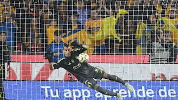 AME6486. SAN NICOLÁS DE LOS GARZA (MÉXICO), 06/12/2025.- Nahuel Guzmán de Tigres detiene el balón en un tiro penal este sábado, durante un partido de vuelta correspondiente a la semifinal del Torneo Apertura 2025 de la Liga MX entre Tigres y Cruz Azul en el estadio Universitario de San Nicolás de Los Garza (México). EFE/ Miguel Sierra